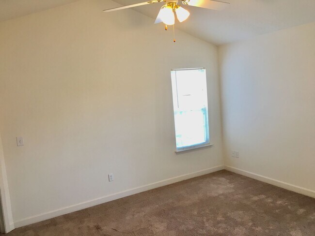 Building Photo - 126 Clusters Cir