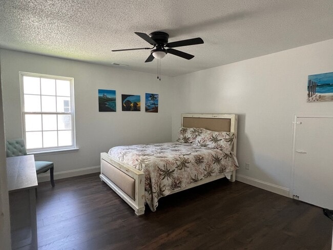 Building Photo - 4BD/2.5BA Gorgeous Home with Fence Backyar...
