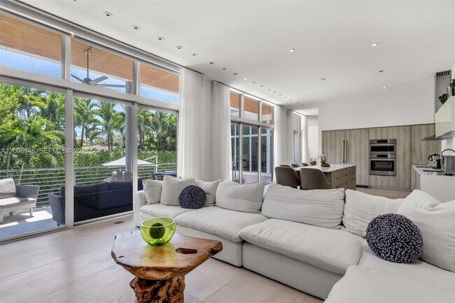 Building Photo - 230 W McIntyre St