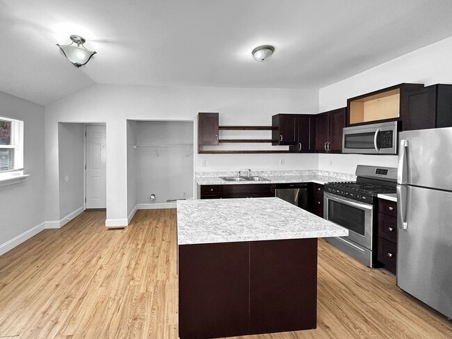 Building Photo - 3 bedroom/2 bath home!