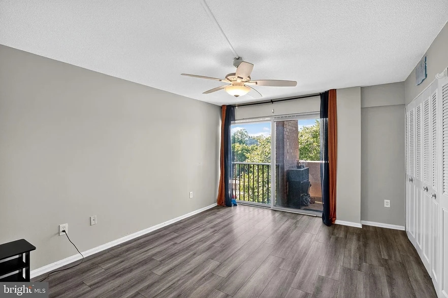Bedroom to balcony - 1300 Army Navy Dr