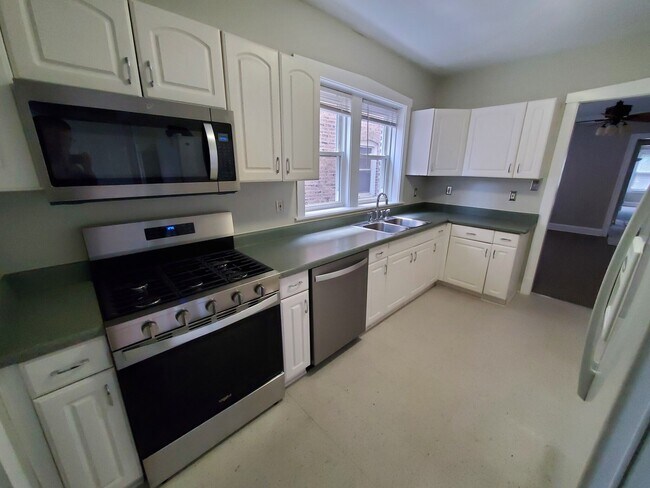 Building Photo - 6327 N Oakley Ave