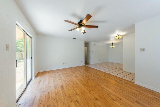 Building Photo - 2703 Cypress Ln