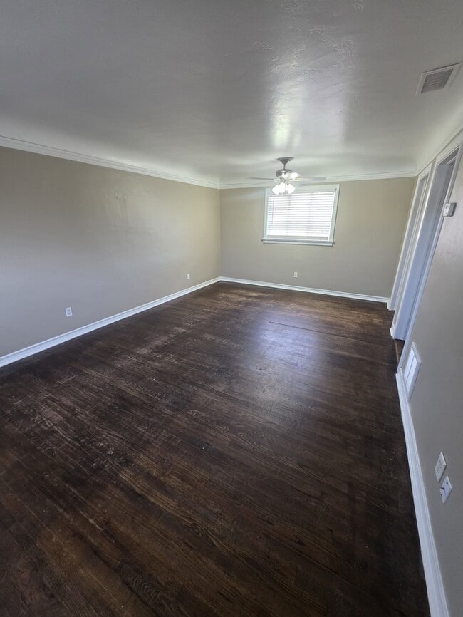 Building Photo - 3 bed 1 bath home, move in ready!