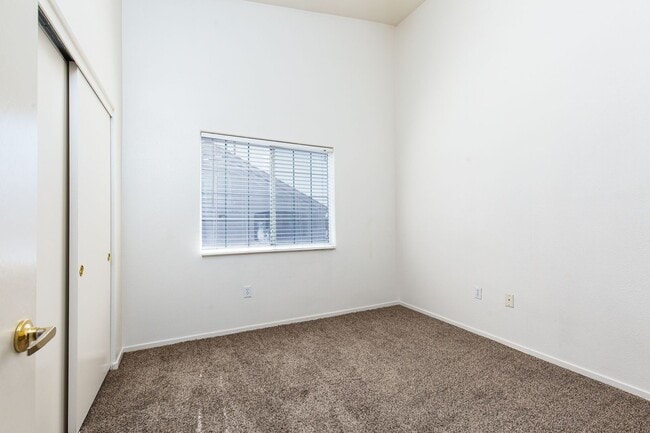 Building Photo - Upstairs 2 br unit in gated community with pool/spa/bbq area