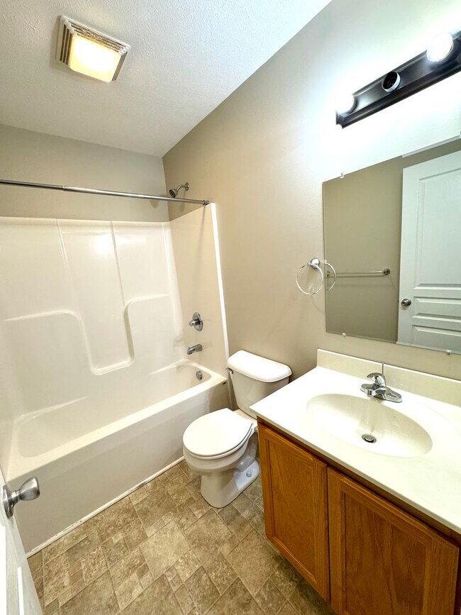 Building Photo - Town House For Rent