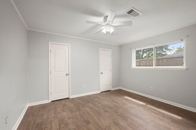Building Photo - 2909 Livingston Dr
