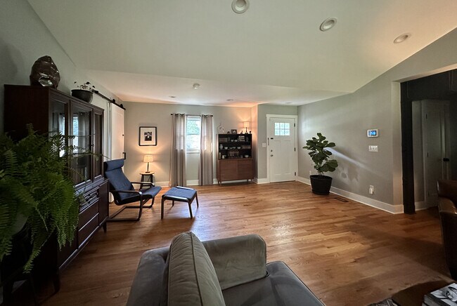 Building Photo - 2562 Miriam Ln