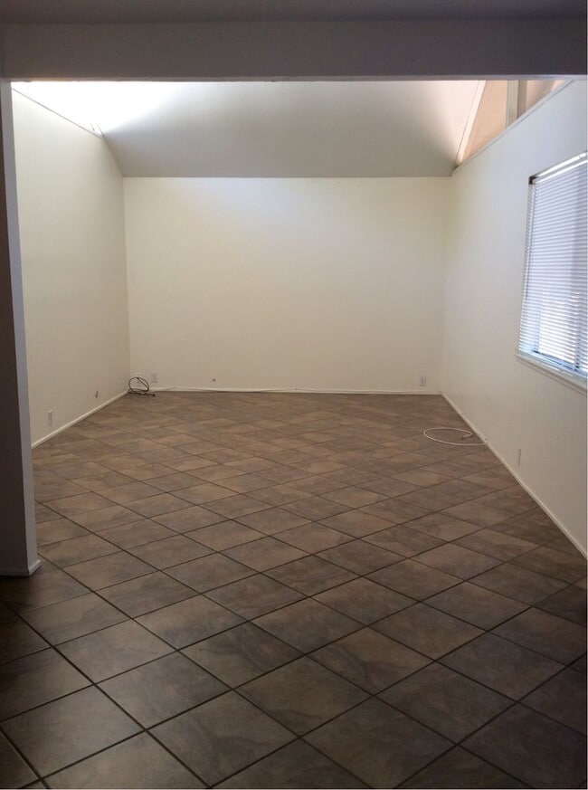 Building Photo - 405 Jardin Pl