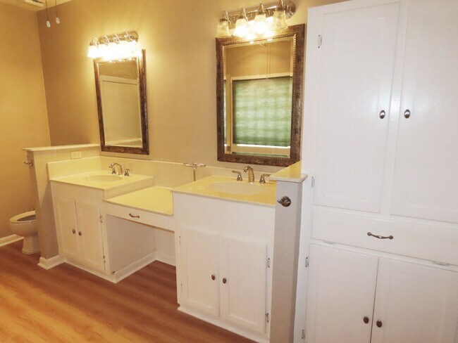 Building Photo - Charming 2 Bedroom, 2 Bath Home - Water & ...