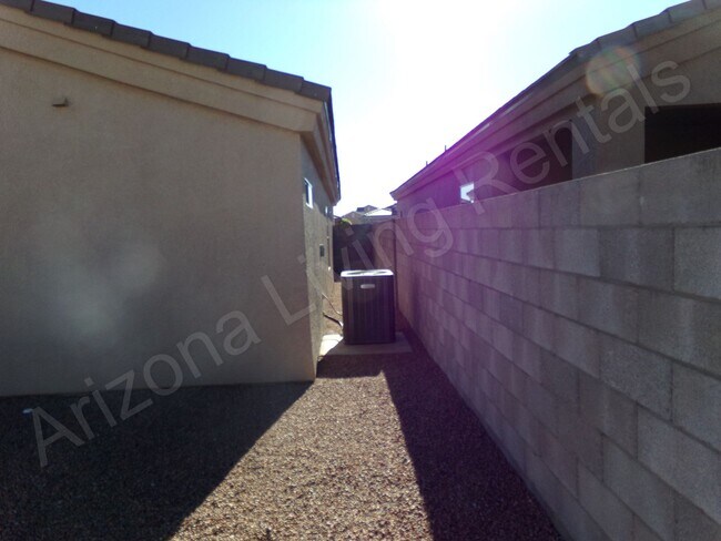 Building Photo - GORGEOUS 3 BEDROOM 2 BATHROOM HOME