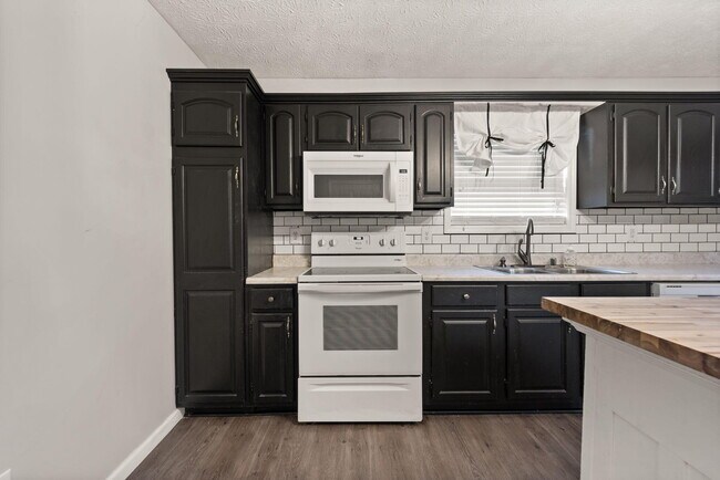 Building Photo - 180 Lilly Ln