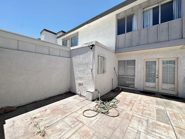Building Photo - 3 BEDROOM 2.5 BATH TOWNHOME