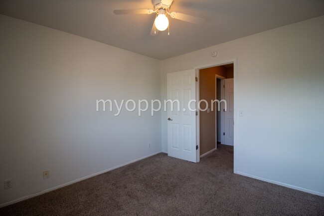 Building Photo - $1,022.50 Off Deposit! Spacious 2 Story ho...