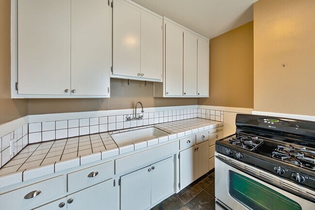 Building Photo - Charming Midtown 1-Bedroom Apartment with Private Balcony and Hardwood Floors!