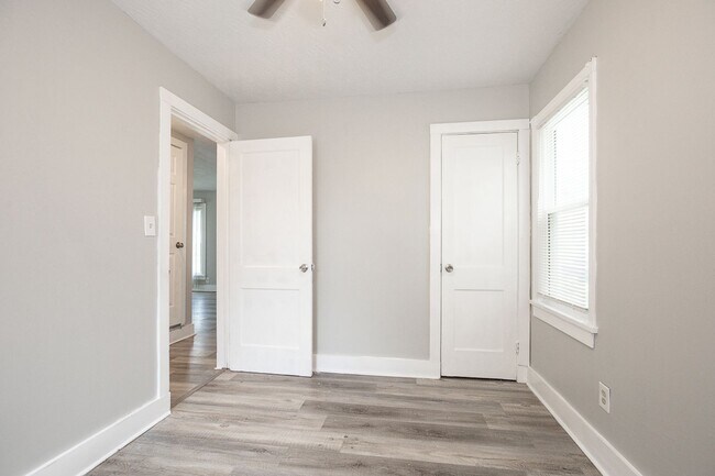 Building Photo - 3 bedroom/1 bath Single House!