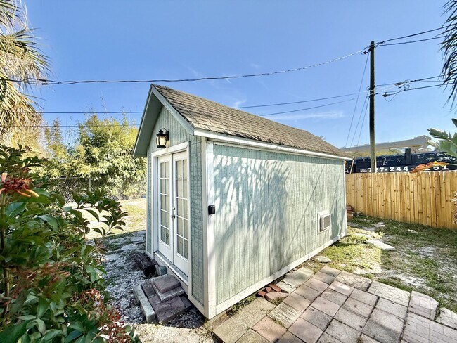 Building Photo - 713 Smith St