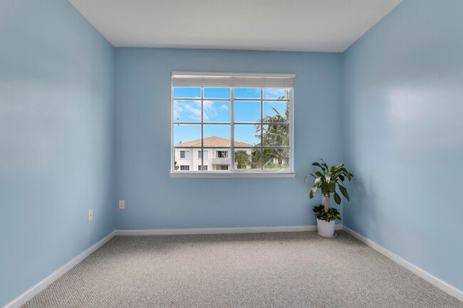 Building Photo - 4302 Myrtlewood Cir W