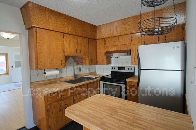 Building Photo - 609 N 13th St