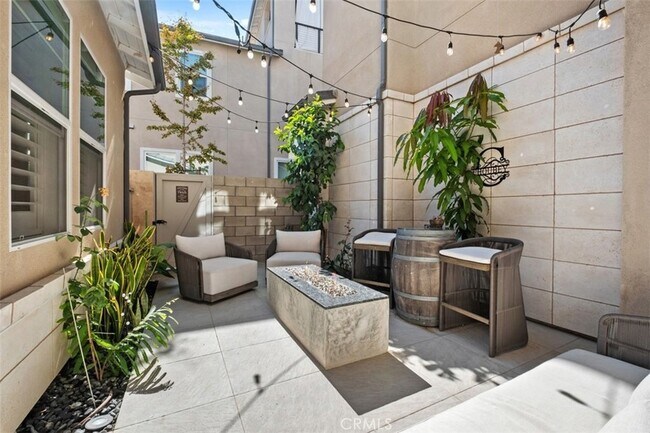 Building Photo - 124 Sculpture