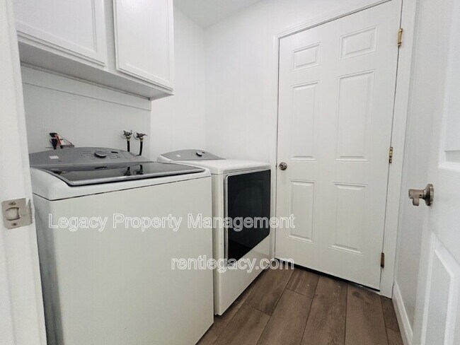 Building Photo - 3047 Mill Oak Way