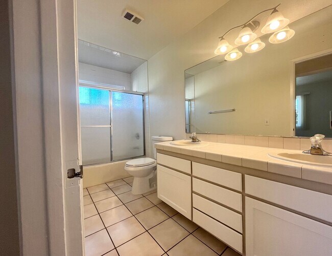 Building Photo - 3 BLOCKS TO MISSION BAY! SPACIOUS 2BD/1BA TOP FLOOR APARTMENT W/ GARAGE!!! $2,995/mo