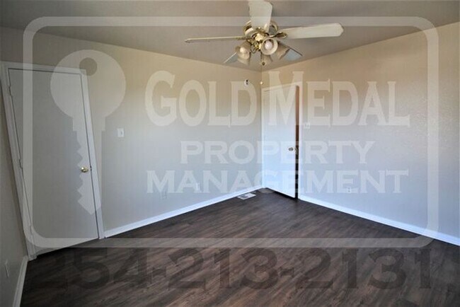 Building Photo - Charming Cove Living on Ave E! 401 W Ave E, Unit C