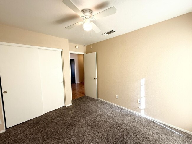 Building Photo - 509 W Ensueno Ct