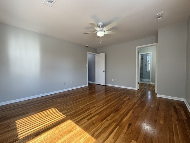 Building Photo - 4 Bedroom Home in Village Green.