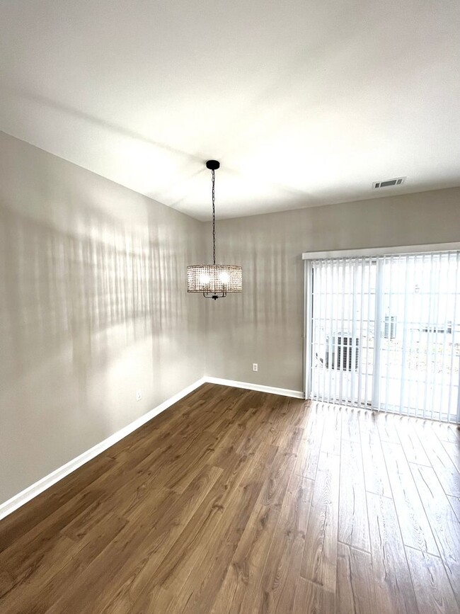 Building Photo - Newly Renovated 3 Bed, 2.5 bathroom Townhome