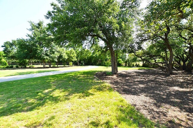 Building Photo - 424 Parkline Dr
