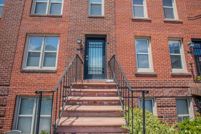 Building Photo - Charming 1 BR/1 BA Condo in Capitol Hill!