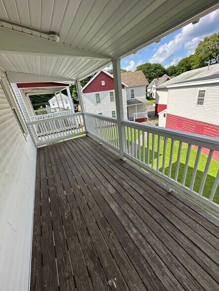 Private Deck - 262 Ashland St