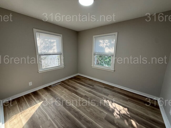 Building Photo - $995 - 3 bed 1 bath - Single Family Home