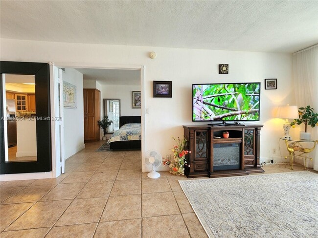 Building Photo - 2030 S Ocean Dr