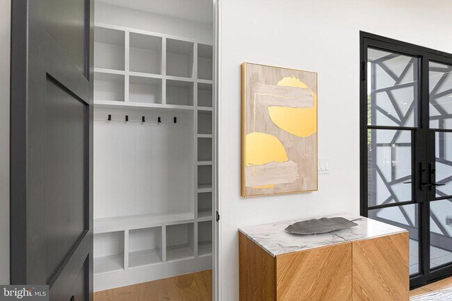 Building Photo - 1733 Chain Bridge Rd