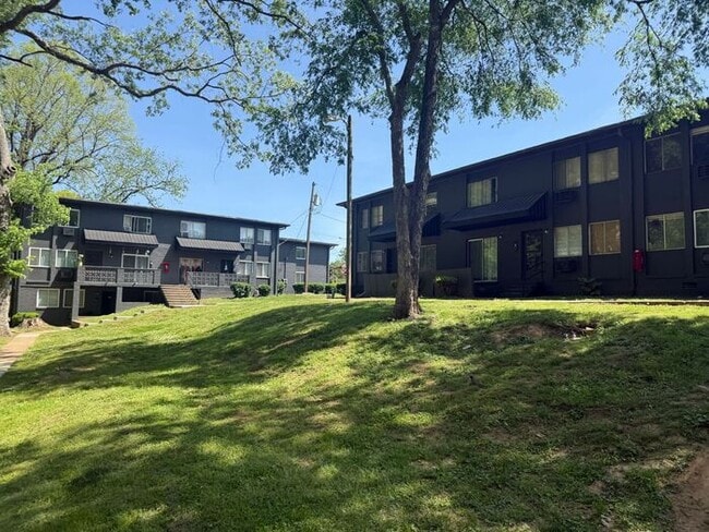 Building Photo - 1 Bed / 1 Bath Renovated Condo in South Nashville! Close to laundry! Surrounded by woods!