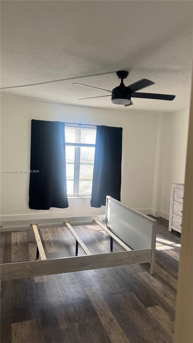 Building Photo - 4174 Inverrary Dr