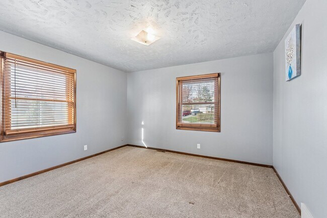 Building Photo - Sun Room!