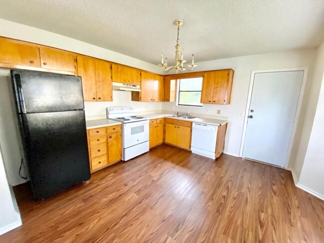Building Photo - 3323 Chisholm Trl #B