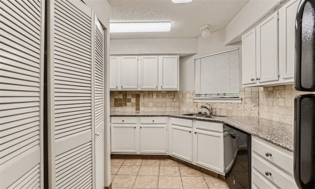 Building Photo - 16301 Ledgemont Ln