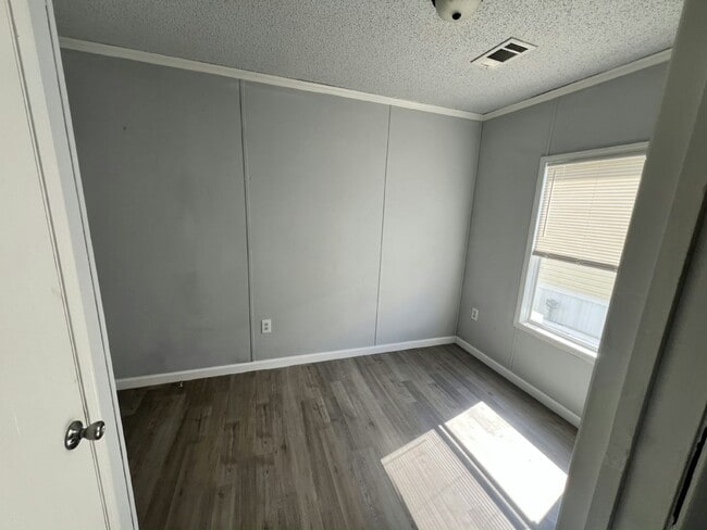 Building Photo - 2228 Chicago Cubs St