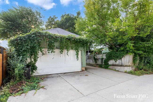 Building Photo - Spacious 3-Bedroom Haven with Sunroom & Wa...