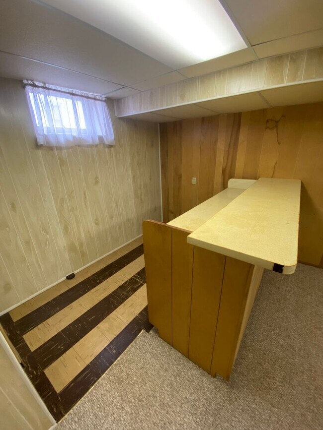 Building Photo - AVAILABLE JUNE - 3 BED 1 BATH