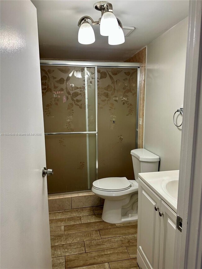 Building Photo - 2565 W 56th St