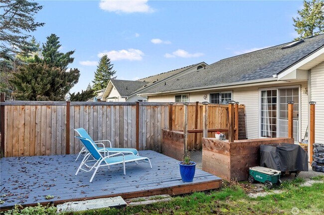 Building Photo - Quiet Updated Townhome in Prime Location!