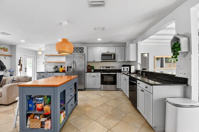 Building Photo - 320 Riverdale Rd