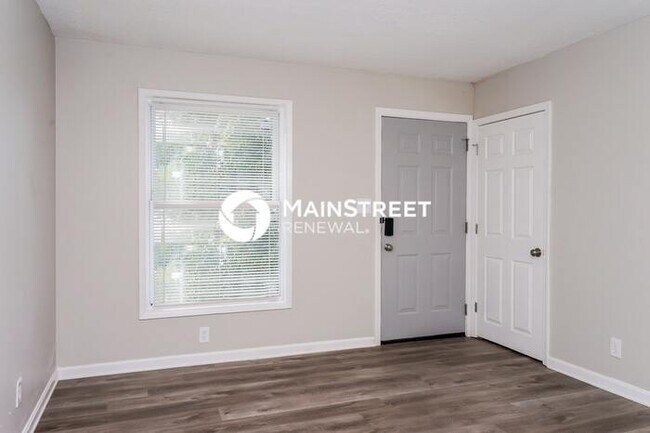 Building Photo - 3 Bedroom Pet-Friendly Home in Louisville, KY with Main Street Renewal