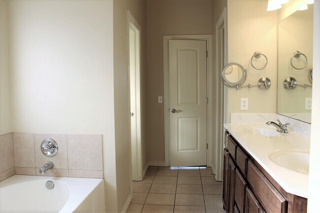 Building Photo - Gorgeous 4 Bed 2 Bath in Gated Community