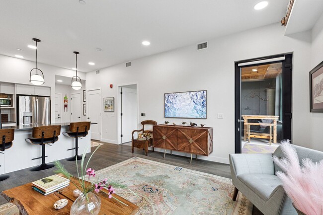 Building Photo - Hip Strip Furnished Condo in Reed Building $2,500 / Month - DATES NEGOTIABLE